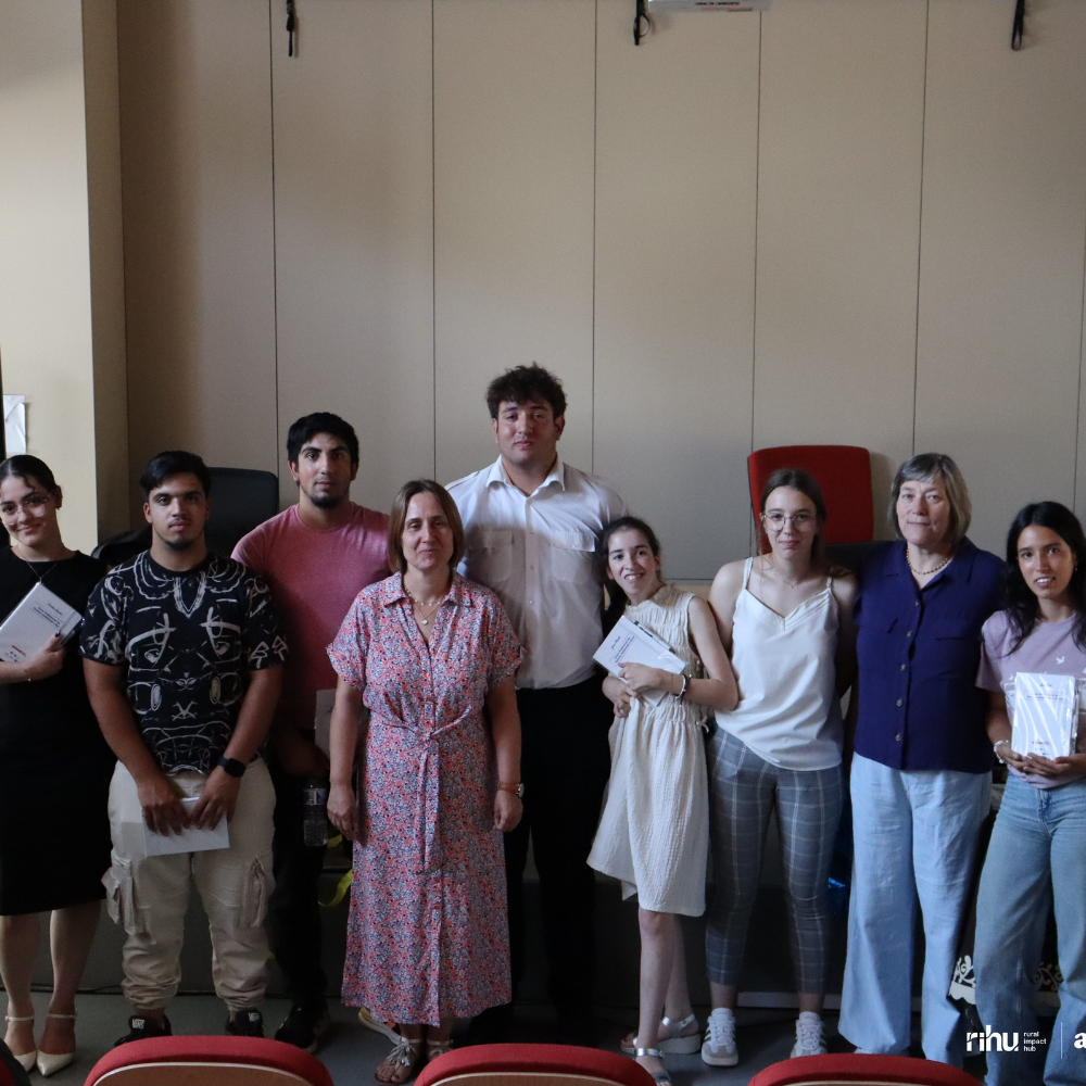 Alunos e docentes na apresentação dos projetos de empreendedorismo em Miranda do Douro.